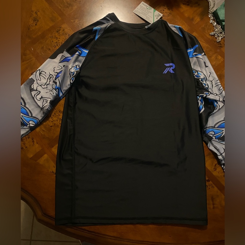 NWT- Roar Rash Guard Compression shirt - Picture 5 of 8